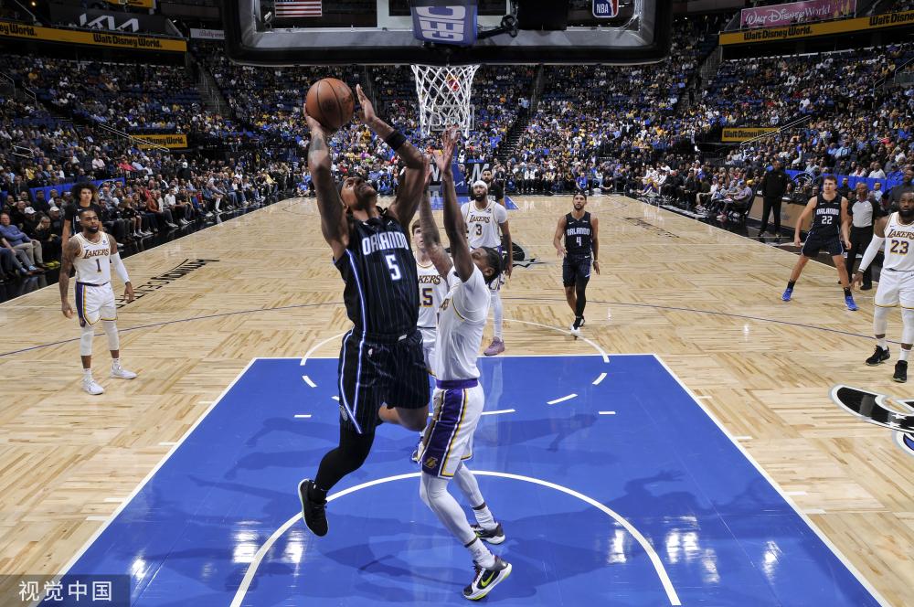 中产阶层的 中产阶层的